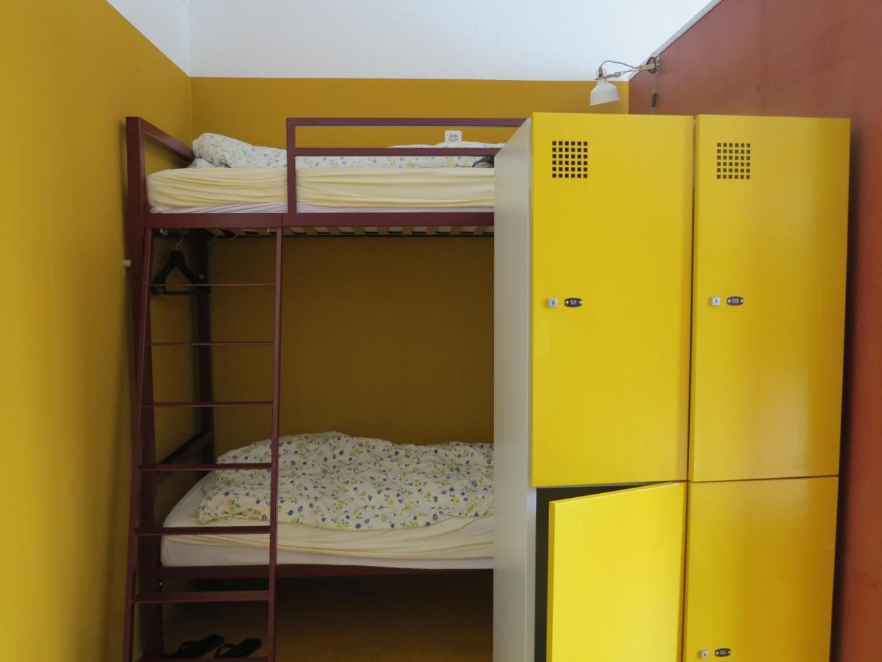 Bett im gemischten Schlafsaal