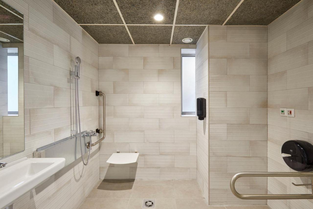 Family Room Private Bathroom,766784701:JPEG