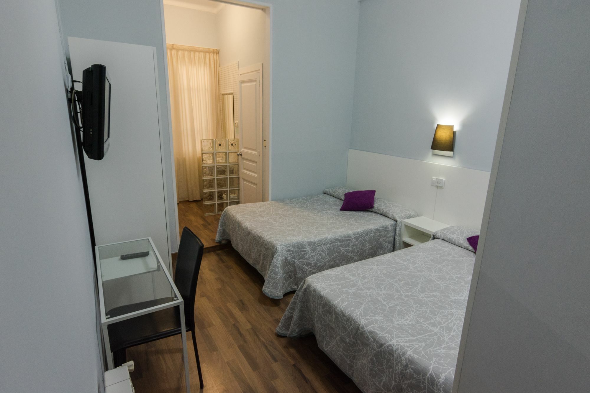 Kleines Zweibettzimmer