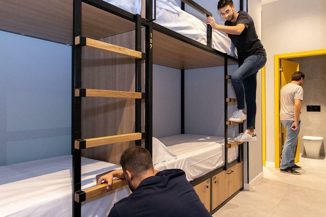 Privates Zimmer (8 Erwachsene)