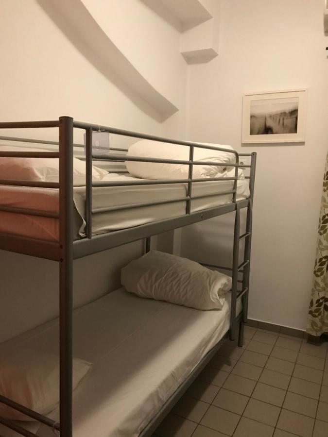 Zweibettzimmer mit Etagenbetten und eigenem Bad
