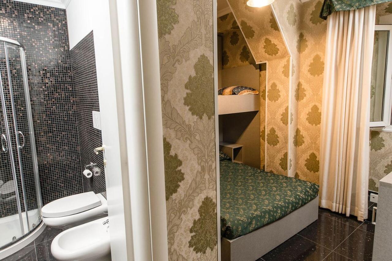 Dreibettzimmer mit eigenem Bad