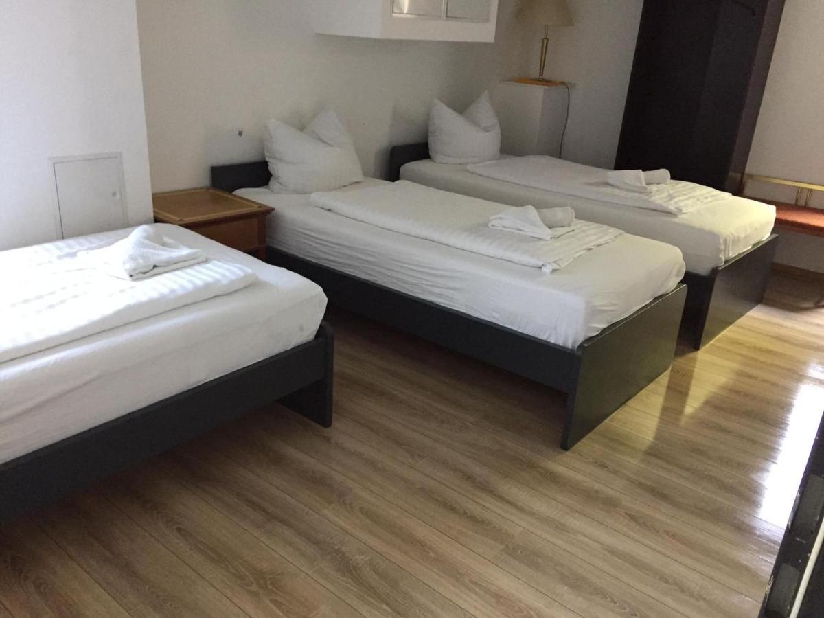 Dreibettzimmer mit Gemeinschaftsbad – Untergeschoss