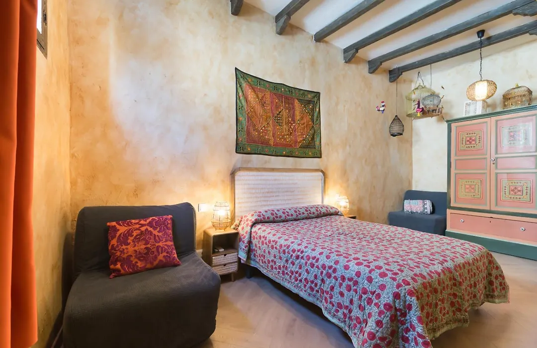 Hostal Artistic B&B-1
