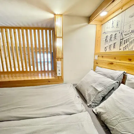 Lavender Circus Hostel, Doubles & Ensuites-3