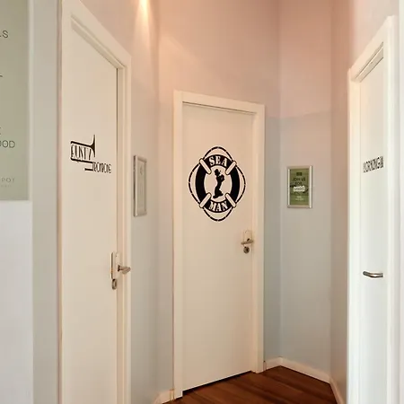 Gspot Hostels & Love Triangles Pizzeria-2