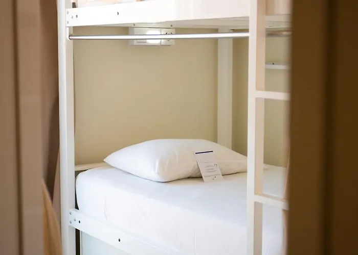 We Hate F Tourists Lissabon